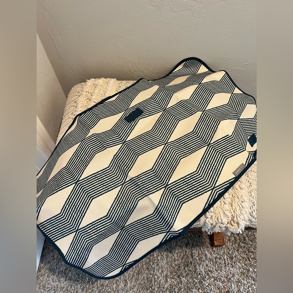 Jj Cole Diaper Bag with Strap and Diaper pad - Picture 11 of 16